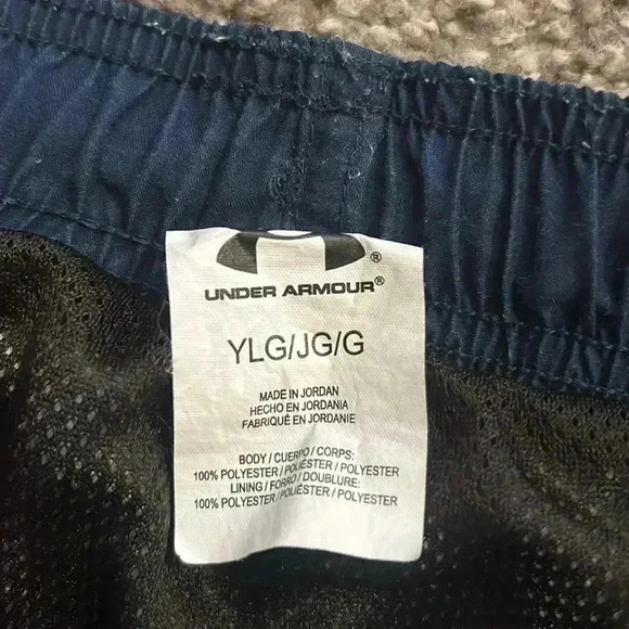 Boys large UNDER ARMOUR bathing suit - Picture 3 of 5